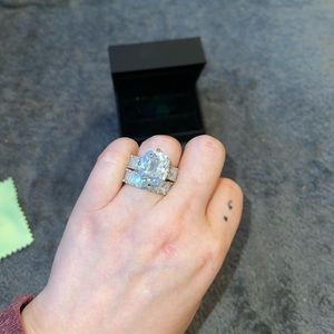 Jeulia brand wedding set. Size 6.5. It is a very beautiful set. 50 carats